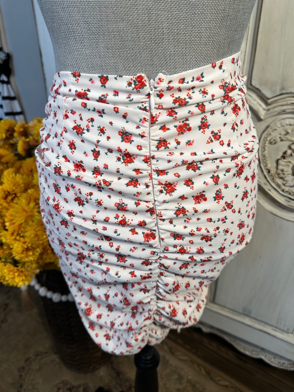 Tiger Mist Ruched White Ditsy Floral Mini Skirt - Picture 5 of 8